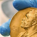 منح جائزة نوبل في الكيمياء هذا العام لـ3 علماء منح جائزة نوبل في الكيمياء هذا العام لـ3 علماء