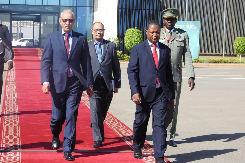 رئيس الجمهورية ينهي زيارته للنيجر بعد مشاركته في أشغال القمة الإستثنائية للإتحاد الإفريقي حول التصنيع والتنوع الإقتصادي