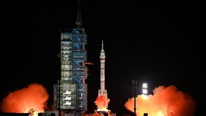 مركبة “شنتشو-15” تنقل ثلاثة رواد فضاء إلى محطة الفضاء الصينية