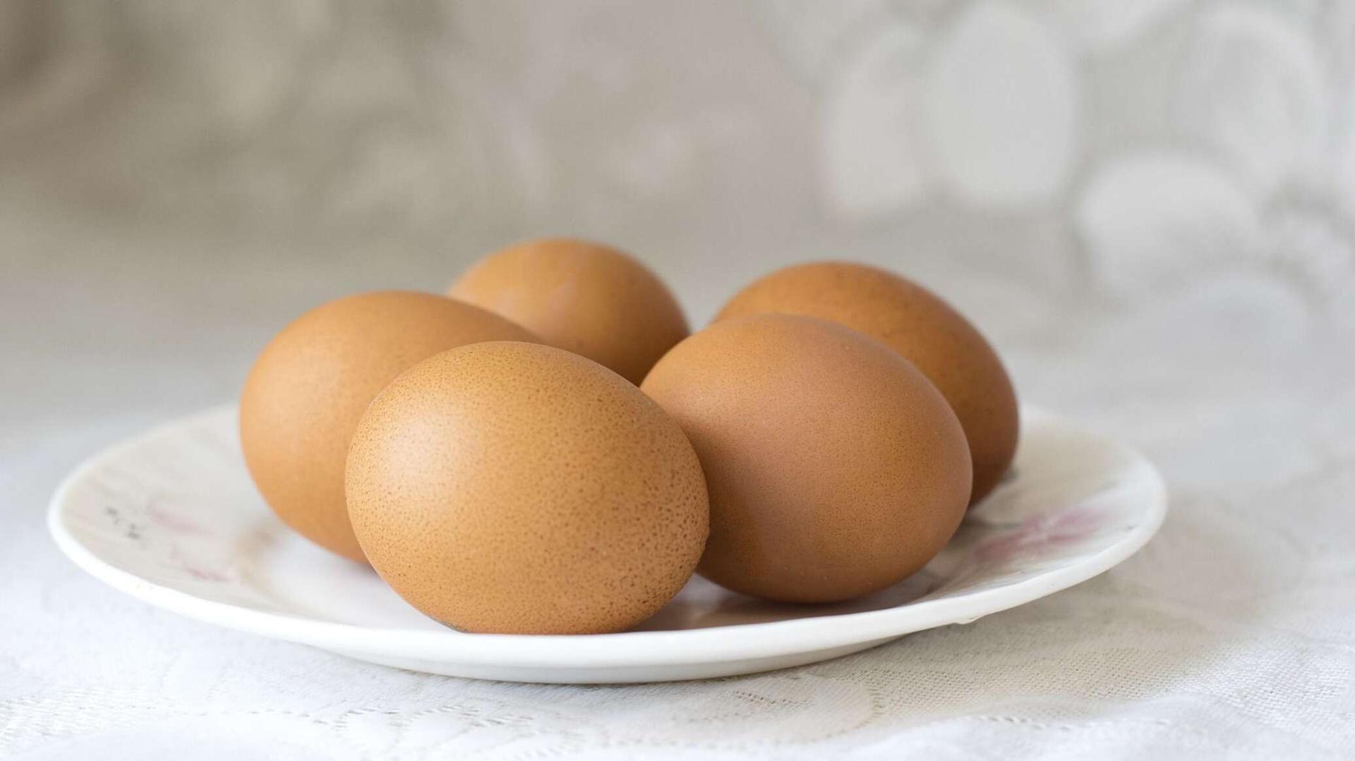 هل تشرب البيض النيئ؟ إليك مخاطره الشديدة على الجسم هل تشرب البيض النيئ؟ إليك مخاطره الشديدة على الجسم