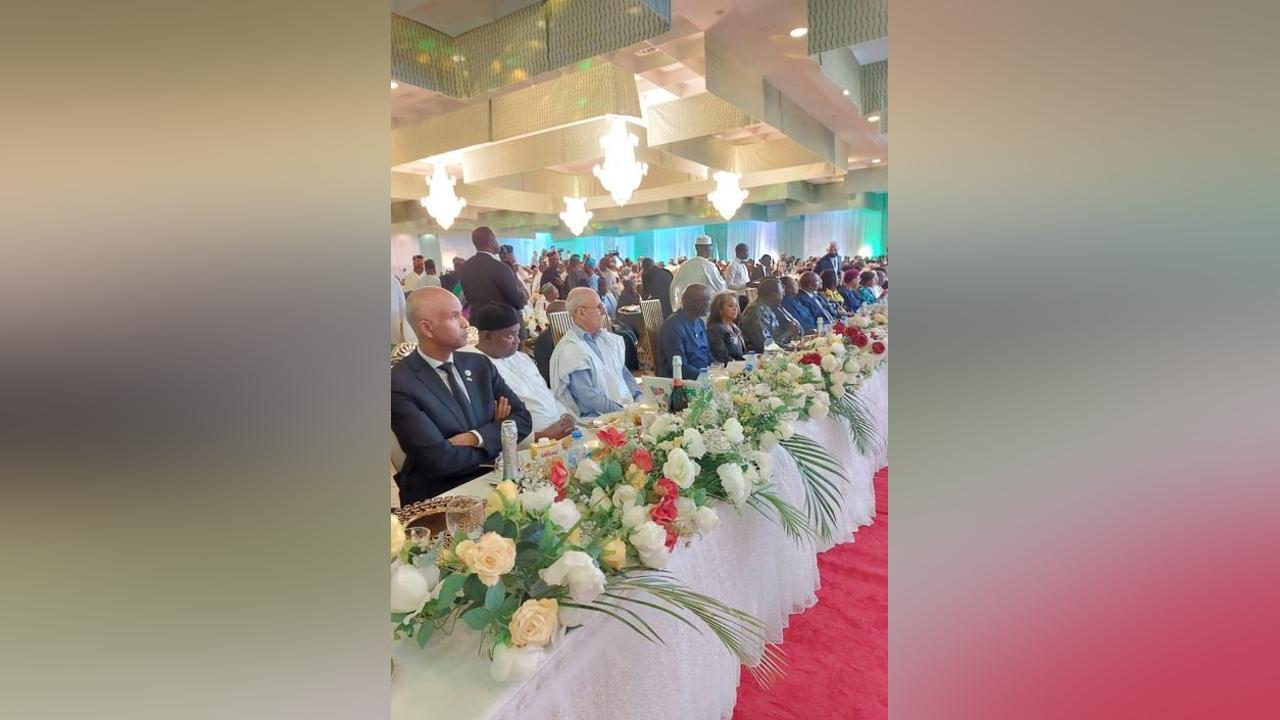 رئيس الجمهورية يحضر مأدبة عشاء أقيمت على شرف رؤساء الدول والحكومات والوفود المشاركة في حفل تنصيب الرئيس سيواجو بولا أحمد تينوبو رئيس الجمهورية يحضر مأدبة عشاء أقيمت على شرف رؤساء الدول والحكومات والوفود المشاركة في حفل تنصيب الرئيس سيواجو بولا أحمد تينوبو