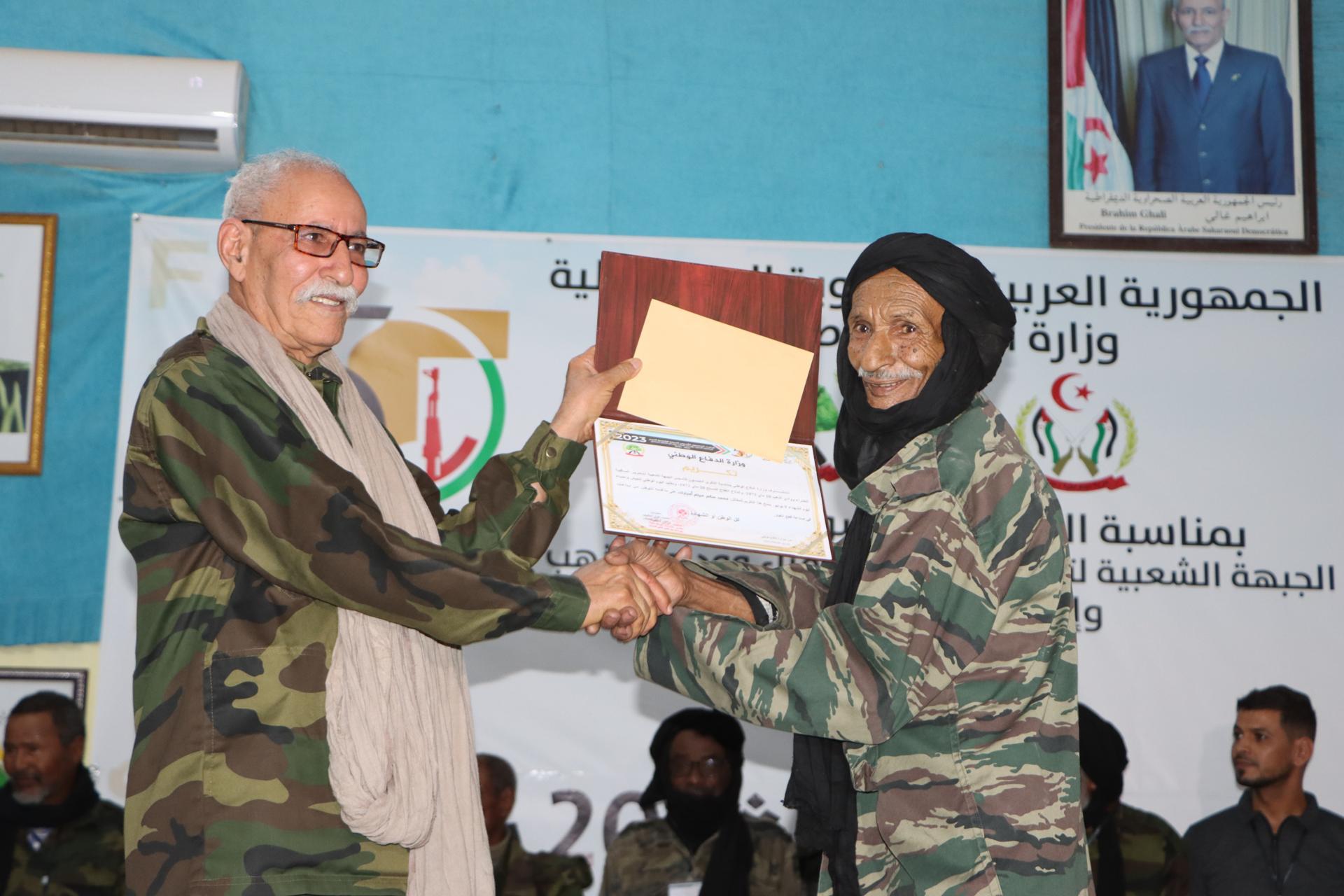 الرئيس ابراهيم غالي يكرم مقاتلين أبدعوا في مجال العتاد وقطع غيار السلاح الرئيس ابراهيم غالي يكرم مقاتلين أبدعوا في مجال العتاد وقطع غيار السلاح