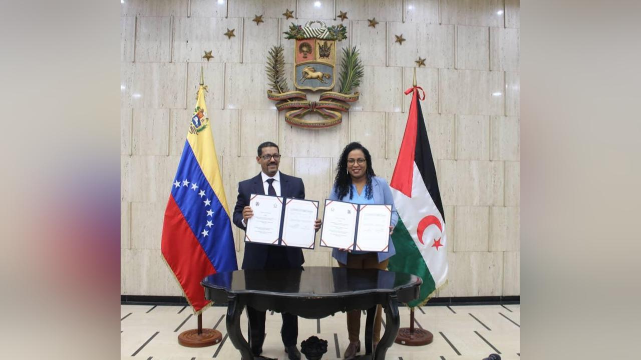 توقيع اتفاق تعاون بين وزارة الشؤون الاجتماعية وترقية المرأة ووزارة شؤون المرأة والمسواة بين الجنسين الفنزويلية توقيع اتفاق تعاون بين وزارة الشؤون الاجتماعية وترقية المرأة ووزارة شؤون المرأة والمسواة بين الجنسين الفنزويلية