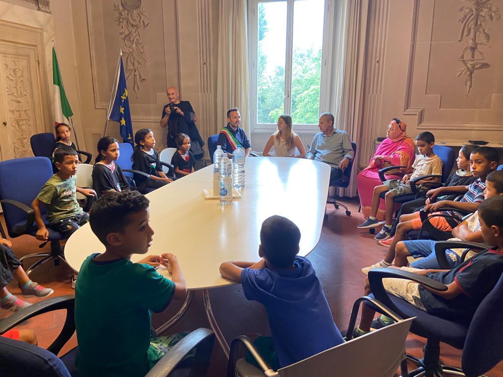 إيطاليا : عمدة مدينة كامبي فيسينسي يستقبل فوج من الاطفال الصحراويين الذين يقضون عطلتهم الصيفية بمقاطعة توسكانا إيطاليا : عمدة مدينة كامبي فيسينسي يستقبل فوج من الاطفال الصحراويين الذين يقضون عطلتهم الصيفية بمقاطعة توسكانا