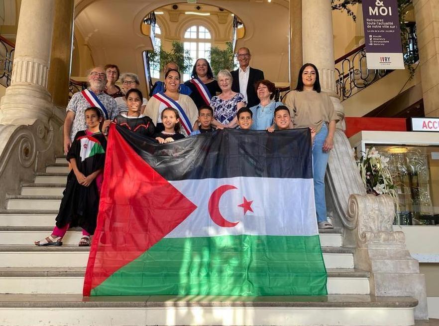 مدينة إفري الفرنسية تستقبل رسل السلام الصحراويين والمسؤولون بالمدينة يؤكدون دعمهم لكفاح الشعب الصحراوي مدينة إفري الفرنسية تستقبل رسل السلام الصحراويين والمسؤولون بالمدينة يؤكدون دعمهم لكفاح الشعب الصحراوي