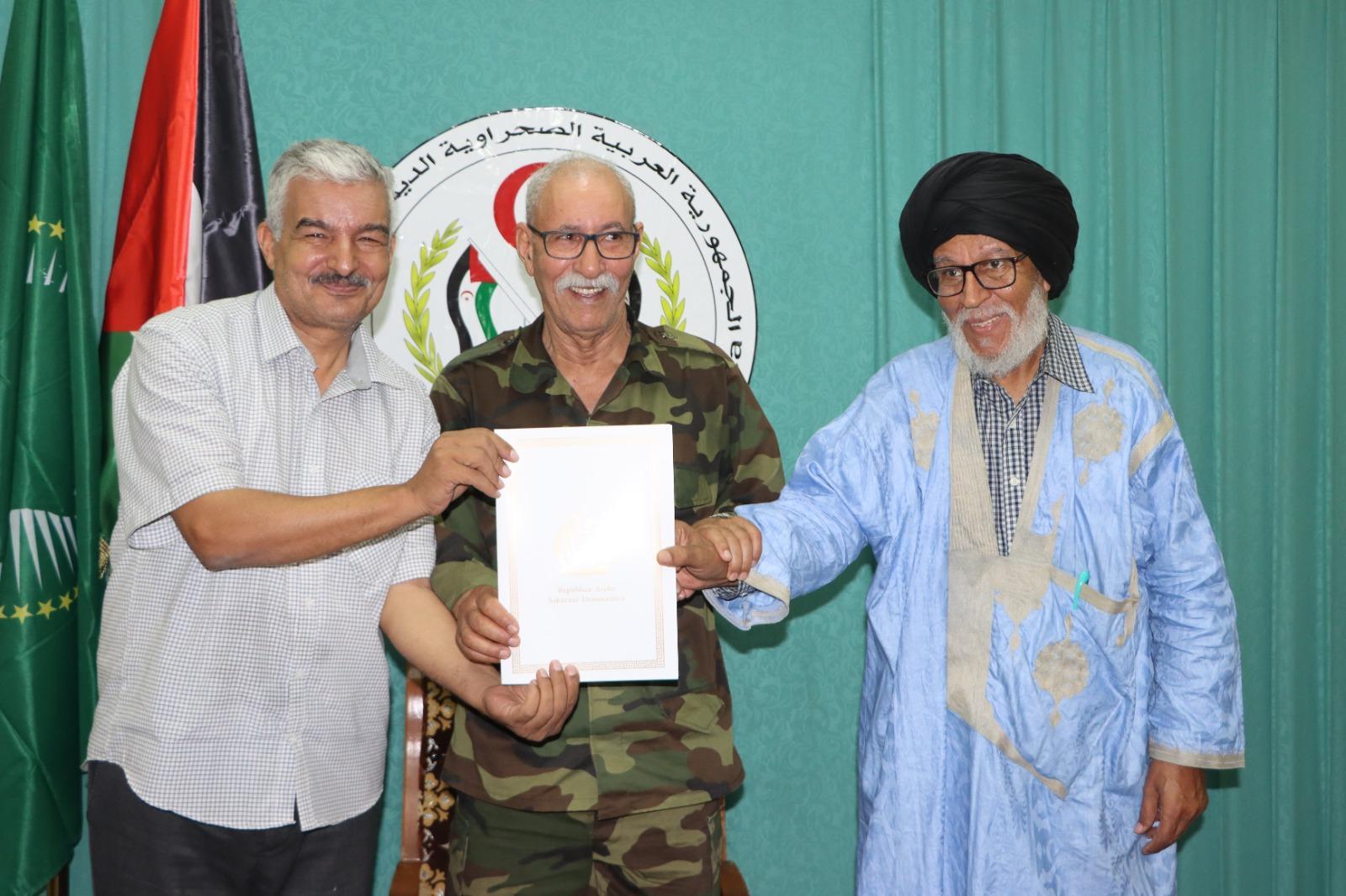 رئيس الجمهورية يشرف على عملية تسليم و إستلام المهام على مستوى المالية برئاسة الجمهورية رئيس الجمهورية يشرف على عملية تسليم و إستلام المهام على مستوى المالية برئاسة الجمهورية