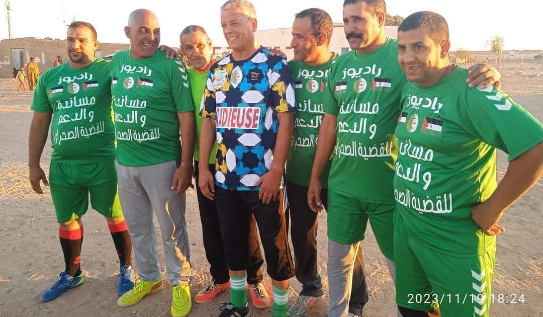 لخضر بلومي اسطورة كرة القدم الجزائرية يداعب كرة القدم على ارضية ملعب ولاية اوسرد