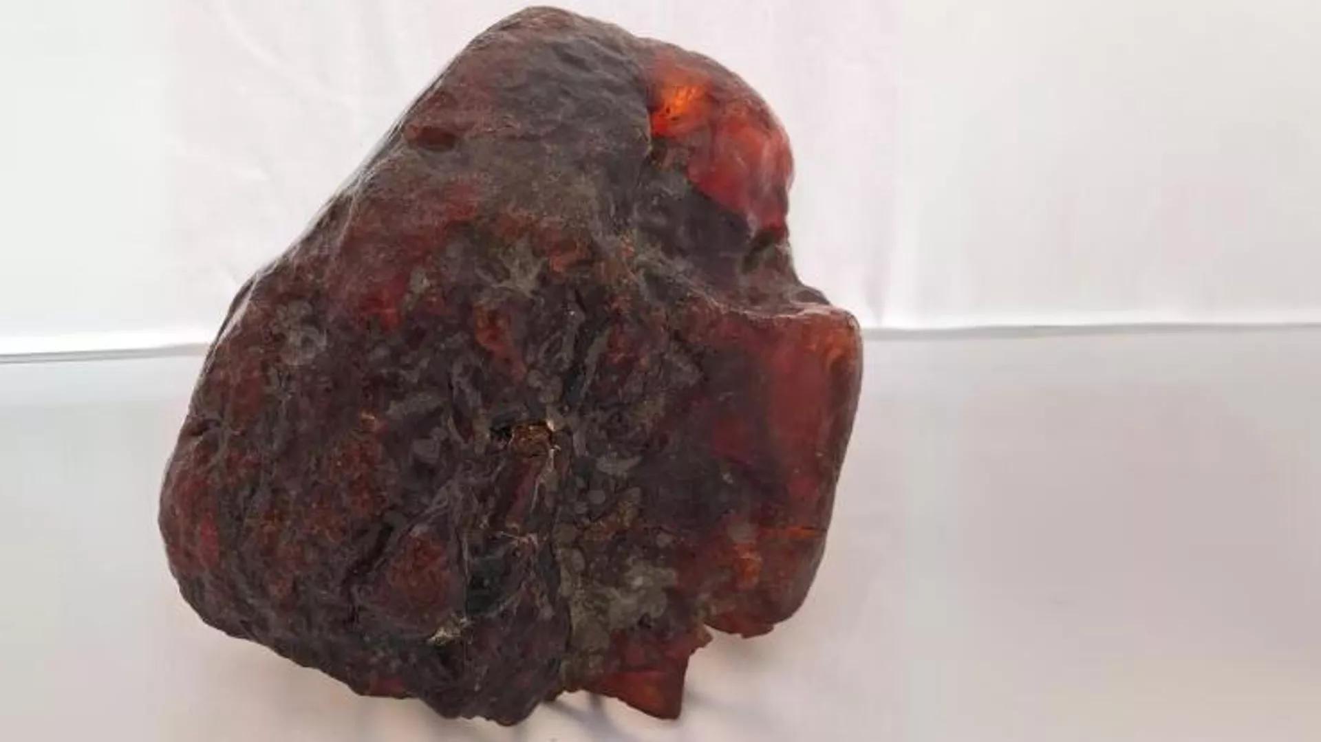 حجر تم استخدامه كمسند باب لعقود تبين أن قيمته أكثر من مليون دولار حجر تم استخدامه كمسند باب لعقود تبين أن قيمته أكثر من مليون دولار