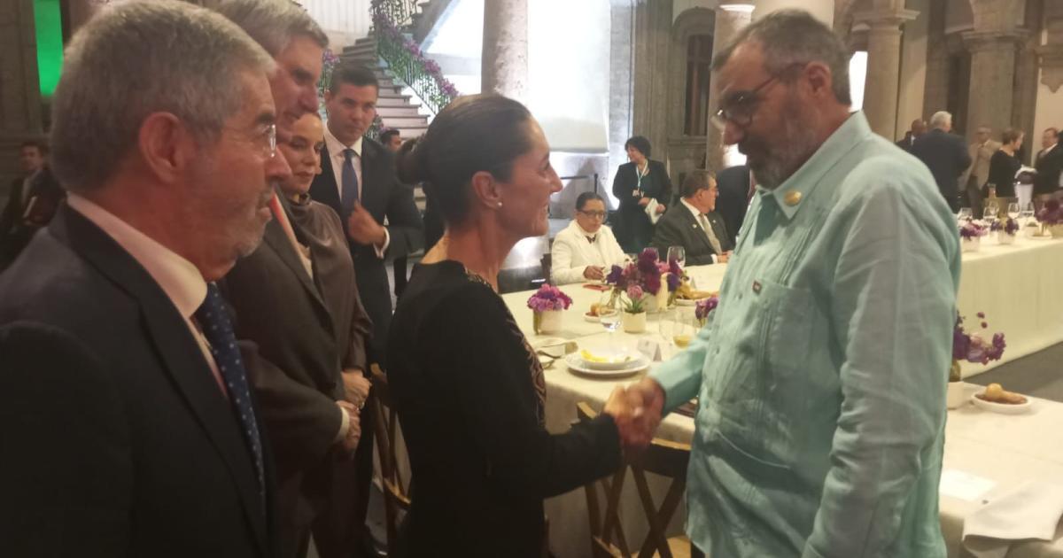 الوزير الأول يحضر مأدبة العشاء التي أقامتها الرئيسة المنتخبة للمكسيك ، ويلتقي عددا من الوفود المشاركة الوزير الأول يحضر مأدبة العشاء التي أقامتها الرئيسة المنتخبة للمكسيك ، ويلتقي عددا من الوفود المشاركة