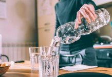 أضرار شرب الماء أثناء الوجبات: دراسة جديدة أضرار شرب الماء أثناء الوجبات: دراسة جديدة