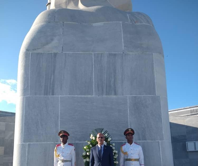 إبراهيم محمود يقدم أوراق اعتماده كسفير صحراوي لكوبا إبراهيم محمود يقدم أوراق اعتماده كسفير صحراوي لكوبا