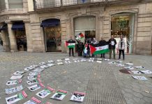 وقفة في إسبانيا للمطالبة بوقف انتهاكات حقوق الإنسان وقفة في إسبانيا للمطالبة بوقف انتهاكات حقوق الإنسان