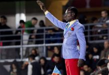 تفاعل كبير مع مشجع الكونغو الواقف طوال مباريات منتخب بلاده تفاعل كبير مع مشجع الكونغو الواقف طوال مباريات منتخب بلاده