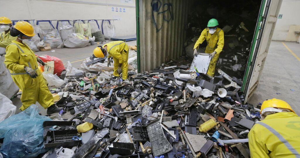 Kenya : le recyclage lucratif des déchets électroniques Kenya : le recyclage lucratif des déchets électroniques