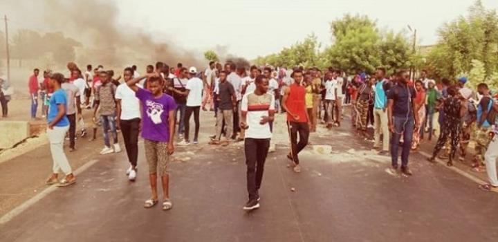 Kaffrine : Pour exiger de meilleures conditions d'études, les étudiants de l'USSEIN envahissent la rue Kaffrine : Pour exiger de meilleures conditions d'études, les étudiants de l'USSEIN envahissent la rue