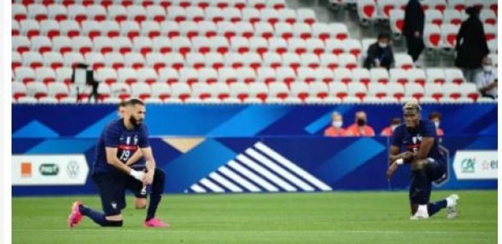 Le genou à terre prévu par les Bleus avant Allemagne-France critiqué par la droite et l'extrême droite Le genou à terre prévu par les Bleus avant Allemagne-France critiqué par la droite et l'extrême droite