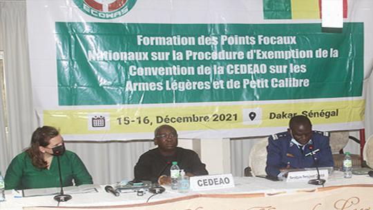 Société civile et forces de sécurité se familiarisent avec la convention de la CEDEAO sur les armes légères Société civile et forces de sécurité se familiarisent avec la convention de la CEDEAO sur les armes légères
