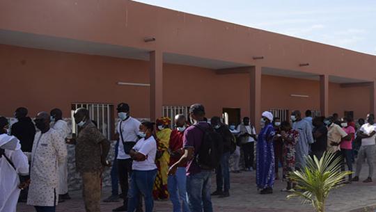Des files d’attente au centre de vote du lycée Limamoulaye de Guédiawaye Des files d’attente au centre de vote du lycée Limamoulaye de Guédiawaye