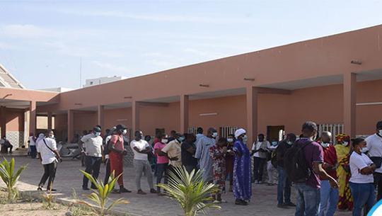 Un taux de participation de 30,6% à Gossas et 28,7% à Foundiougne, à 14 heures (officiel) Un taux de participation de 30,6% à Gossas et 28,7% à Foundiougne, à 14 heures (officiel)
