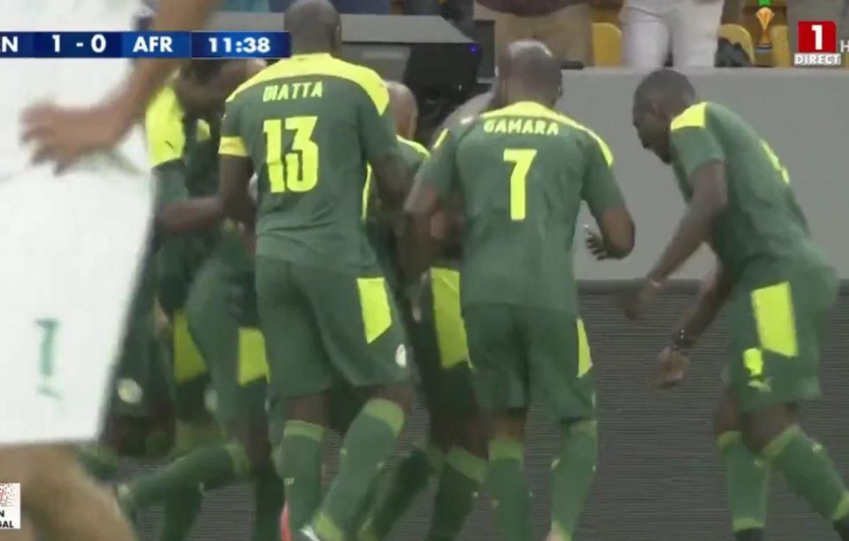 Match de gala : Fadiga marque un but anthologique et rend hommage à Bouba Diop Match de gala : Fadiga marque un but anthologique et rend hommage à Bouba Diop