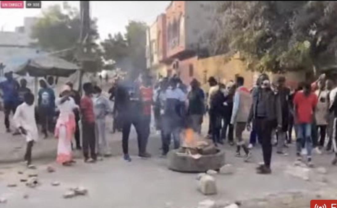 Mouvement de protestation à Pikine : Les jeunes de la coalition Wallu Sénégal font face aux forces de l'ordre. Mouvement de protestation à Pikine : Les jeunes de la coalition Wallu Sénégal font face aux forces de l'ordre.