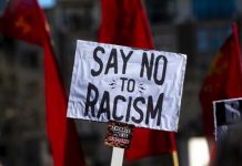 “Tais-toi, t’es un singe” : insultes racistes à un footballeur sénégalais “Tais-toi, t’es un singe” : insultes racistes à un footballeur sénégalais