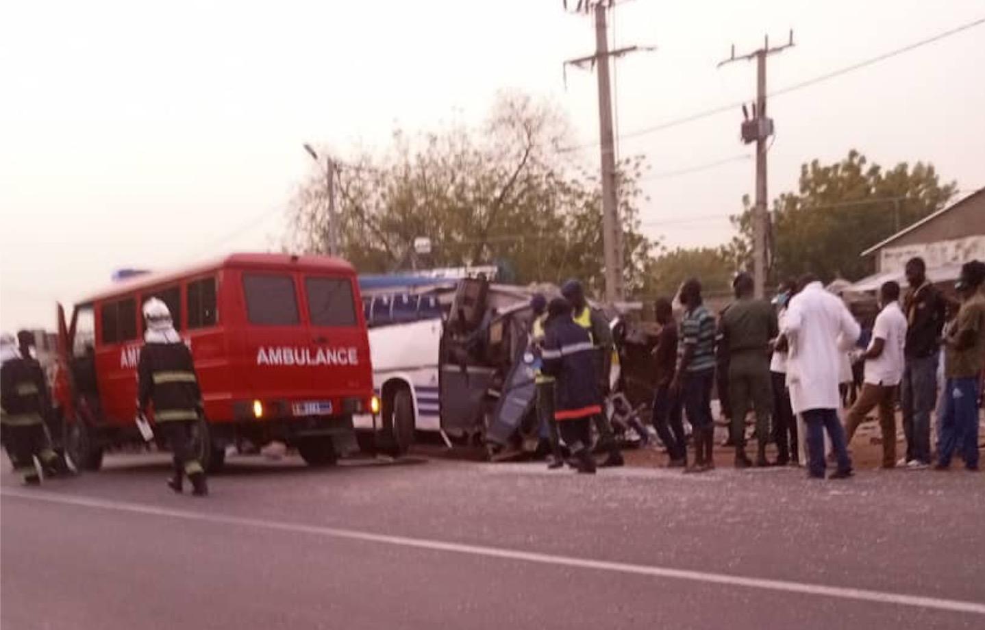 Mbour : Trois morts et quatre blessés dans une collision entre un bus et un véhicule « particulier » Mbour : Trois morts et quatre blessés dans une collision entre un bus et un véhicule « particulier »