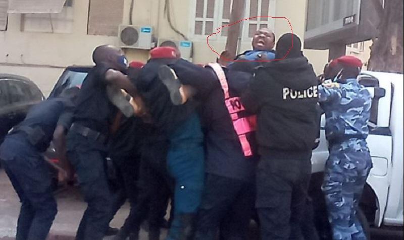 Frapp : « Avec Macky la police ne protège pas les citoyens elle sert à disperser les manifestations » Frapp : « Avec Macky la police ne protège pas les citoyens elle sert à disperser les manifestations »