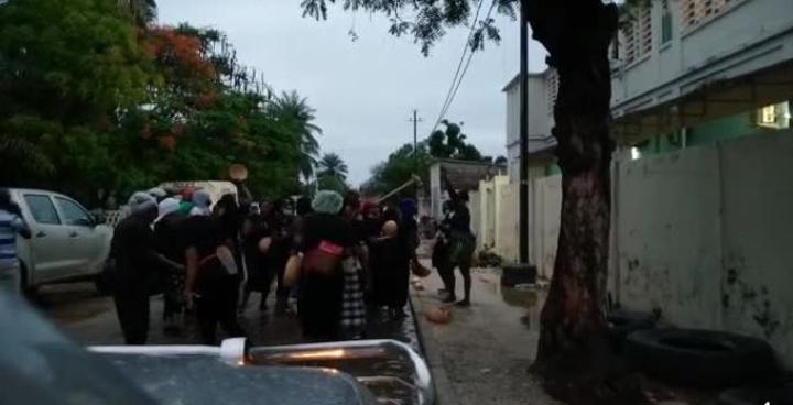 Ziguinchor – Interpellés du 17 juin : Les femmes du bois sacrés devant le commissariat central (Vidéo) Ziguinchor – Interpellés du 17 juin : Les femmes du bois sacrés devant le commissariat central (Vidéo)