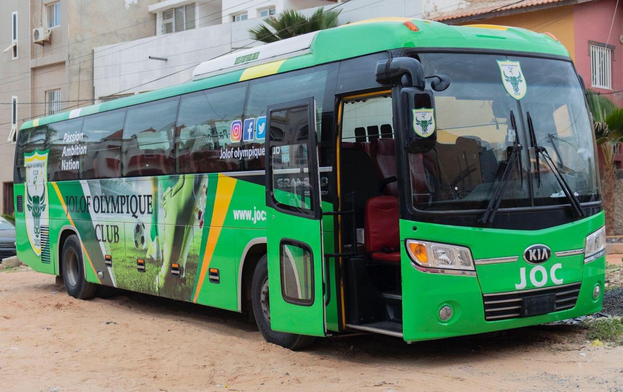 Pape Alioune Ndiaye offre un bus à son équipe Jolof Olympique Club (images)