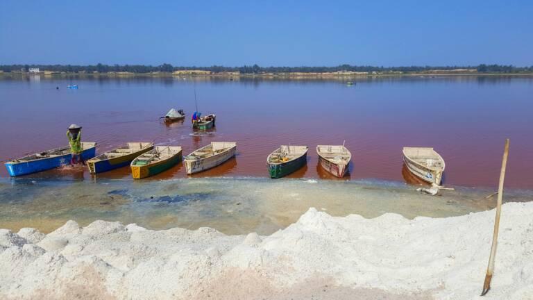 Au Sénégal, tourisme et extraction du sel au lac Rose sont menacés par la montée des eaux exceptionnelle Au Sénégal, tourisme et extraction du sel au lac Rose sont menacés par la montée des eaux exceptionnelle