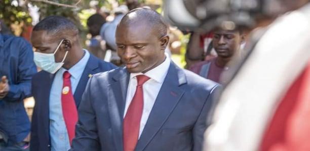 Dr Babacar Diop signe la charte du F24 Dr Babacar Diop signe la charte du F24