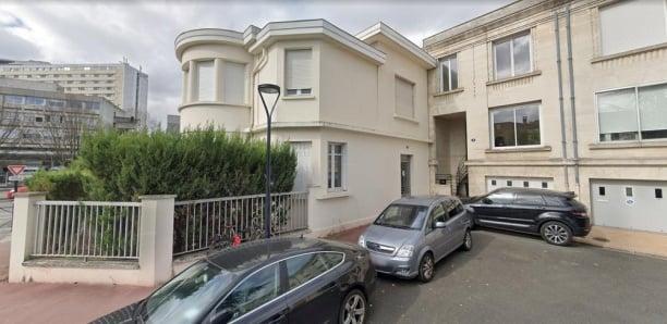 Bordeaux : des pro-Sonko ont pris d’assaut le consulat du Sénégal, une photo de Macky Sall détériorée Bordeaux : des pro-Sonko ont pris d’assaut le consulat du Sénégal, une photo de Macky Sall détériorée