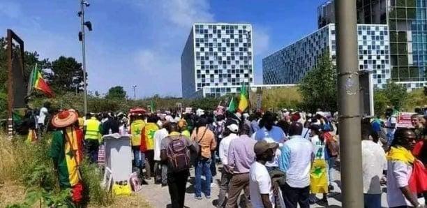 Rassemblement de Sénégalais devant la CPI Rassemblement de Sénégalais devant la CPI