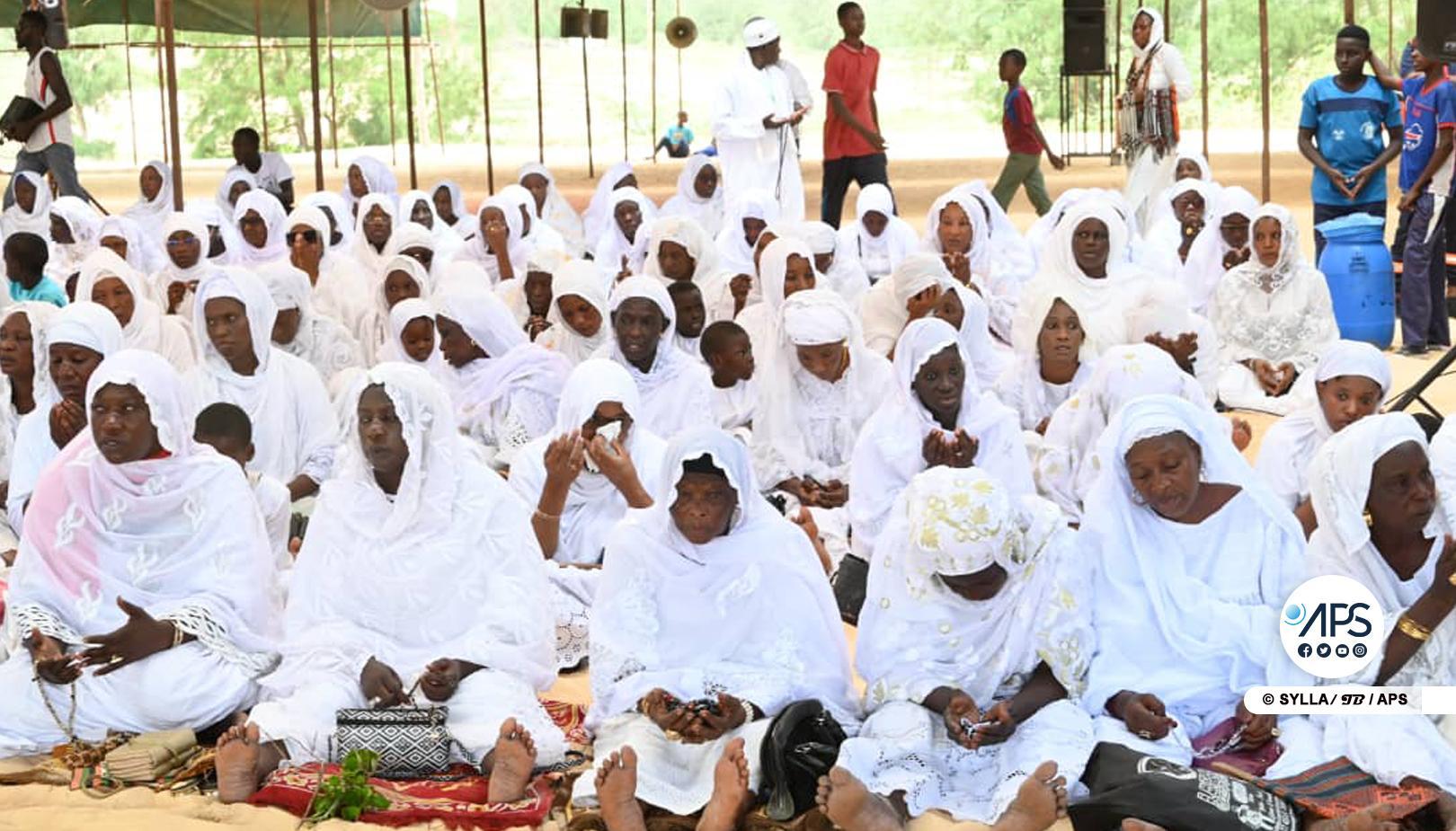 Des fidèles musulmans au pèlerinage de Nguédjaga, site symbolique de la confrérie Layene Des fidèles musulmans au pèlerinage de Nguédjaga, site symbolique de la confrérie Layene