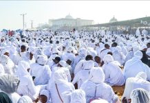 Des Milliers de Disciples de la Confrérie Soufie des Layennes se Réunissent Vêtus de Blanc Des Milliers de Disciples de la Confrérie Soufie des Layennes se Réunissent Vêtus de Blanc
