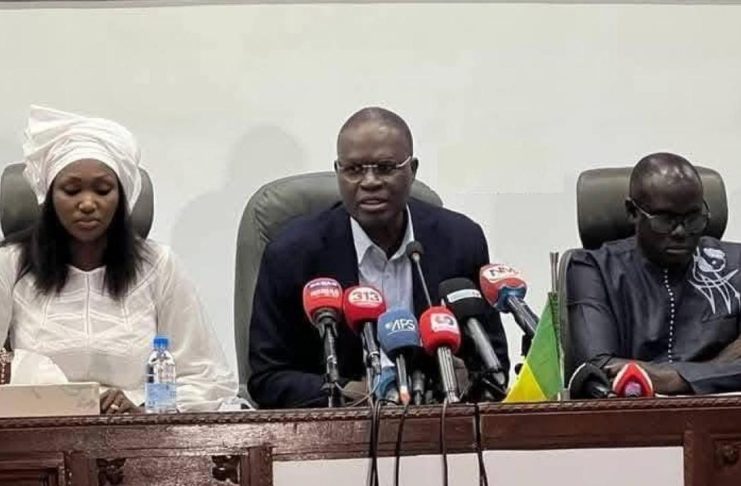 FDR Dénonce Comédie Politique À L’Assemblée Nationale FDR Dénonce Comédie Politique À L'Assemblée Nationale