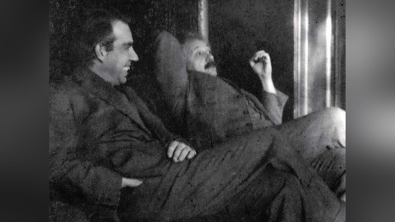 Einstein et Ses Conflits avec la Mécanique Quantique Einstein et Ses Conflits avec la Mécanique Quantique