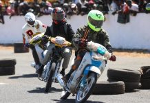 Motos-Taxis Jakarta S’Affrontent sur Circuit de Rallye Motos-Taxis Jakarta S'Affrontent sur Circuit de Rallye