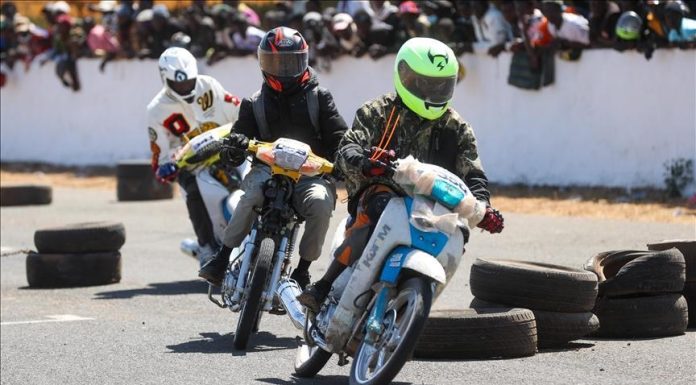 Motos-Taxis Jakarta S’Affrontent sur Circuit de Rallye Motos-Taxis Jakarta S'Affrontent sur Circuit de Rallye