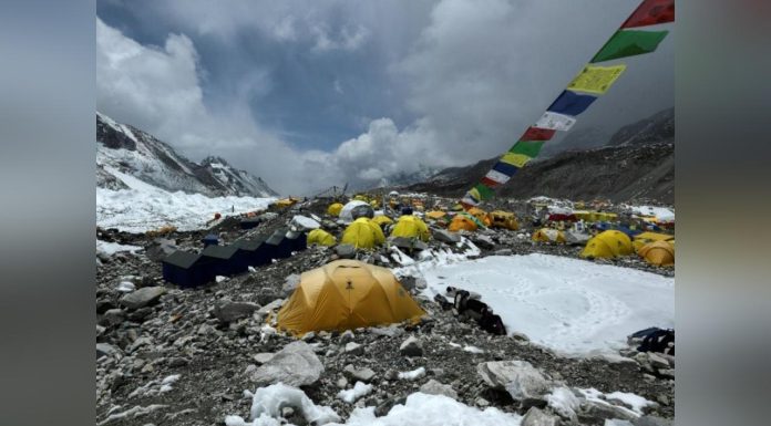 Fonte des Glaces: Cadavres D’Alpinistes sur L’Everest Fonte des Glaces: Cadavres D’Alpinistes sur L’Everest