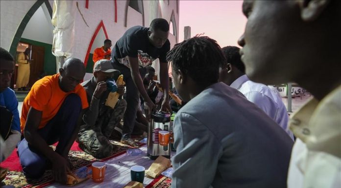 Iftar à la Mosquée de L’Ilahiyat au Sénégal Iftar à la Mosquée de L'Ilahiyat au Sénégal
