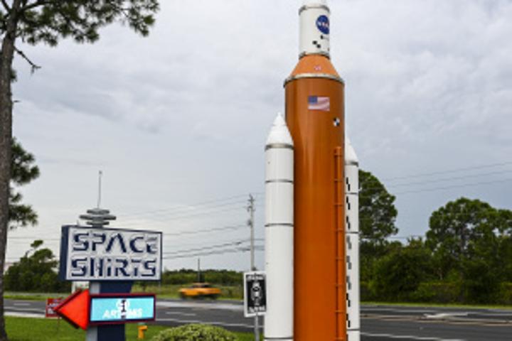 NASA shoots for the Moon, on its way to Mars NASA shoots for the Moon, on its way to Mars