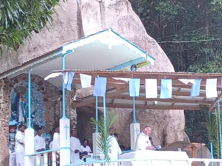 Large crowd converge on La Digue for Feast of the Assumption Large crowd converge on La Digue for Feast of the Assumption