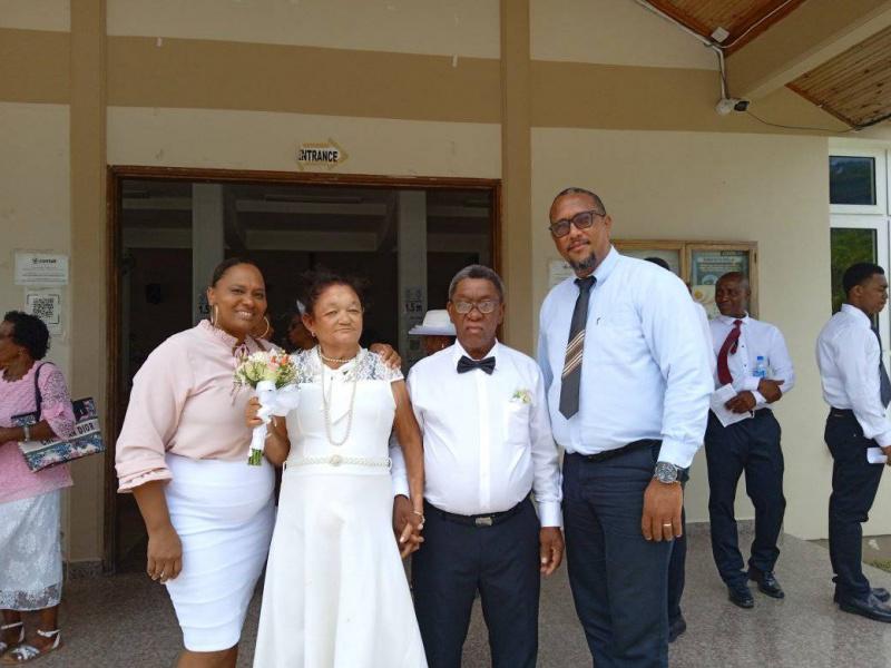 Elderly couple tie the knot after meeting at old people’s home Elderly couple tie the knot after meeting at old people’s home