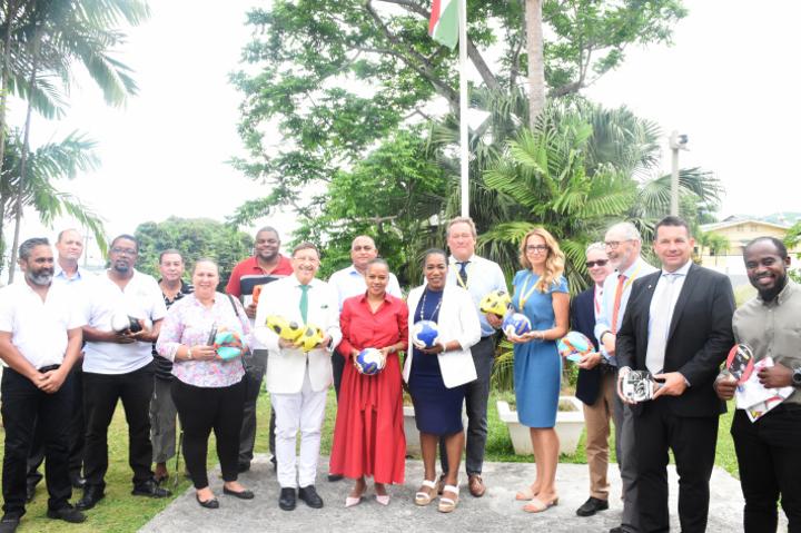 Seven sports disciplines get equipment from members of the honorary consul Seven sports disciplines get equipment from members of the honorary consul