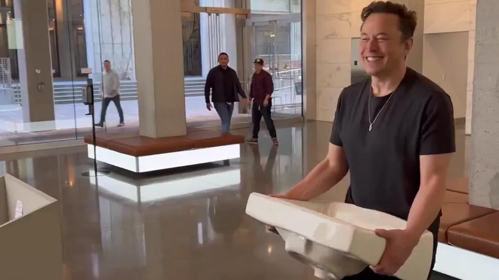 Elon Musk visits Twitter carrying sink as deal looms Elon Musk visits Twitter carrying sink as deal looms