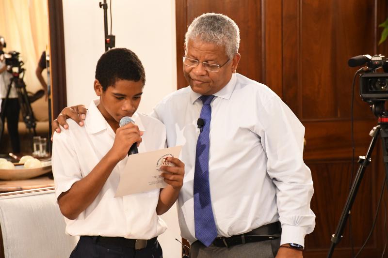 ‘Presidential Dialogue’ to commemorate the United Nations Universal Children’s Day President urges students to aim for the highest level By Vidya Gappy ‘Presidential Dialogue’ to commemorate the United Nations Universal Children’s Day President urges students to aim for the highest level By Vidya Gappy
