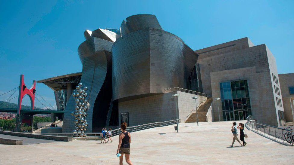 Bilbao's Guggenheim Museum celebrates its 25th anniversary Bilbao's Guggenheim Museum celebrates its 25th anniversary