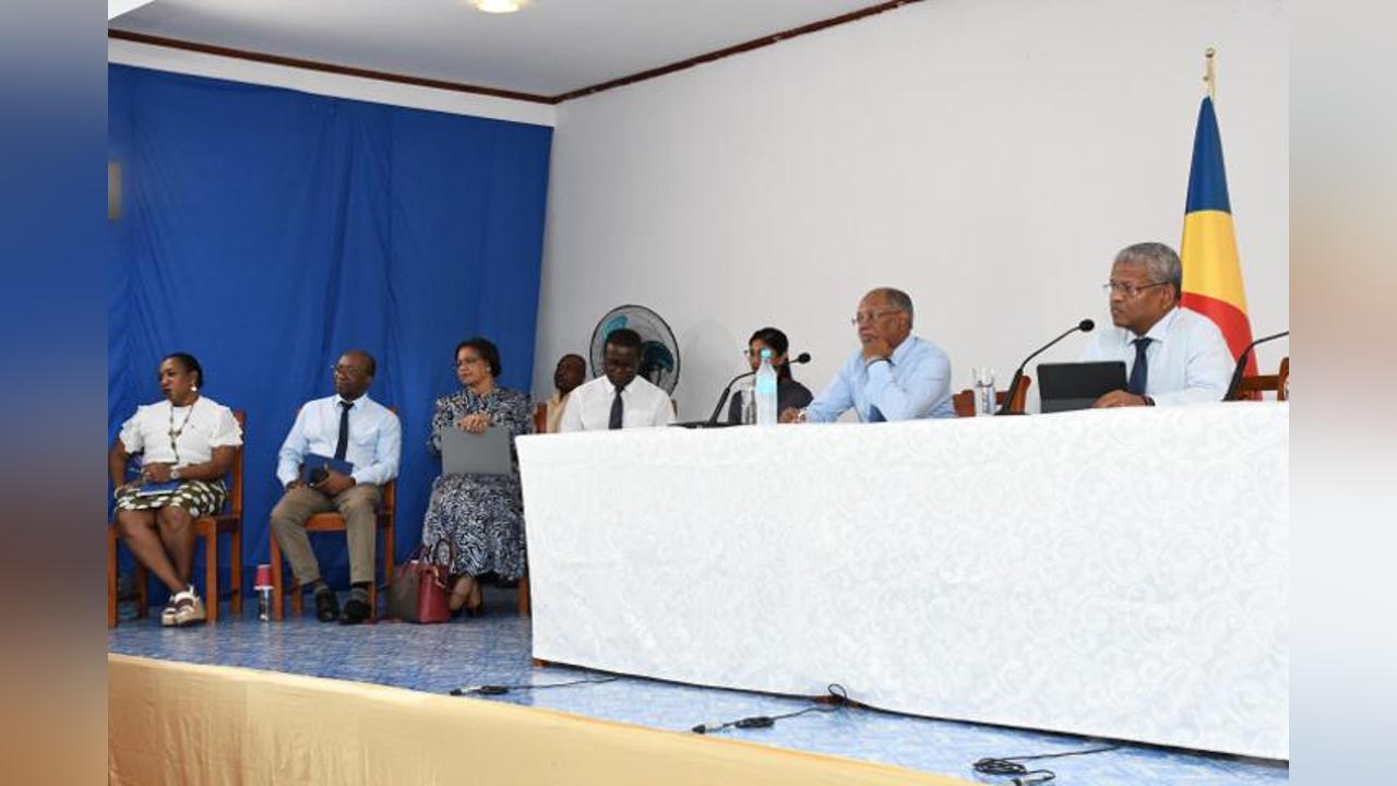 President calls for neighbourly behaviour in Roche Caiman President calls for neighbourly behaviour in Roche Caiman